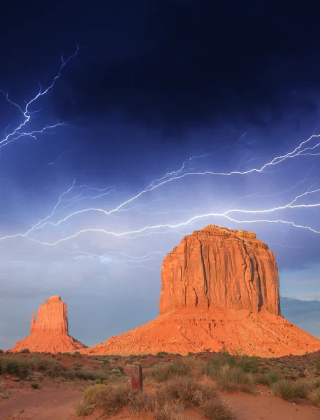 Underbar utsikt över berömda buttes i monument valley i solnedgången, utah — Stockfoto