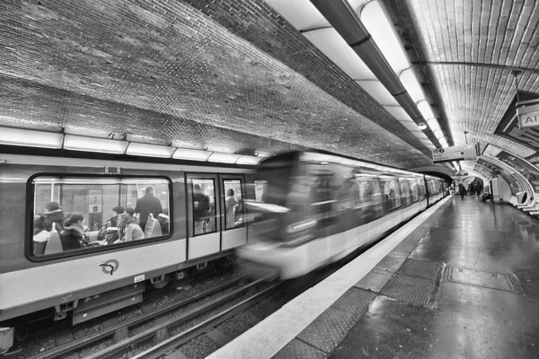 PARIS, DEC 4: Comboio subterrâneo dentro de uma estação de metro — Fotografia de Stock