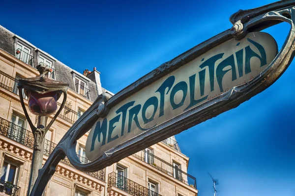 Famous historic Art Nouveau entrance sign for the Metropolitain — Stock Photo, Image