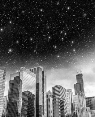 yıldızlı gökyüzü ile chicago siluetinin güzel manzara