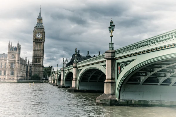 Vue imprenable sur le pont de Westminster et les chambres du Parlement — Photo