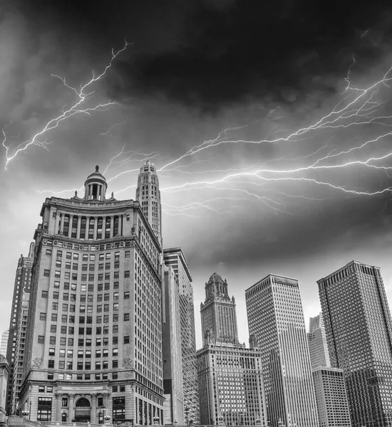 Groep van wolkenkrabbers in chicago, zonsondergang — Stockfoto