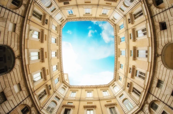 En Roma. Hermoso edificio clásico, vista hacia arriba con cielo colorido —  Fotos de Stock
