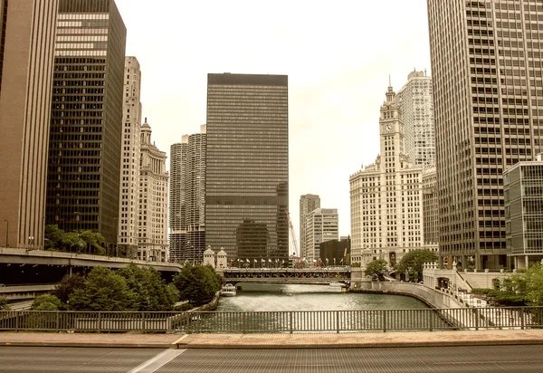 Em Chicago. Lindos skyline da cidade e rio — Fotografia de Stock