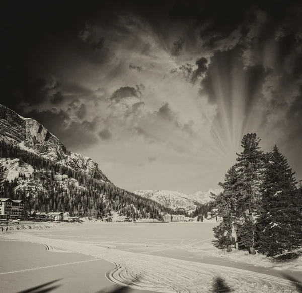 Prachtige kleuren van Dolomieten landschap in de winter — Stockfoto