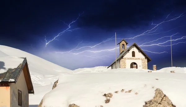 Schlechtwetter auf den italienischen Alpen, Detail einer kleinen Kirche im Winter — Stockfoto