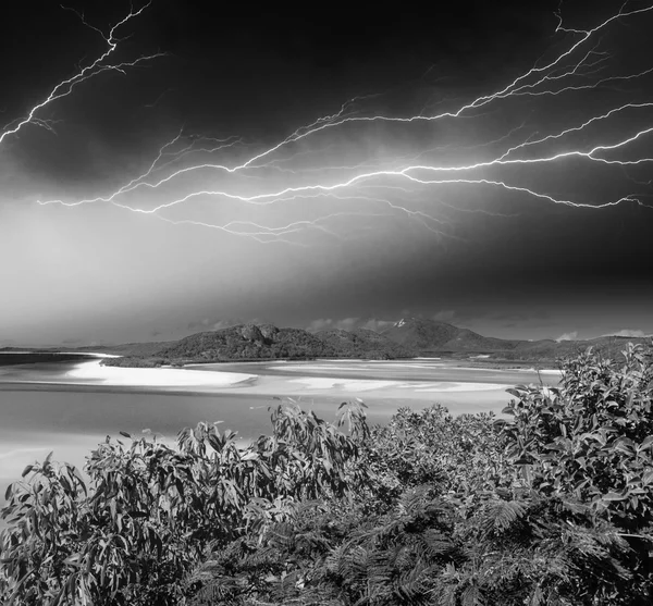 Whitsundayeilanden, whitehaven baai strand met storm — Stockfoto