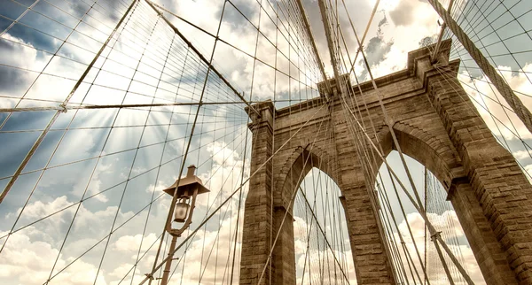 Brooklyn Köprüsü, new york şehri. yukarı doğru görünümü — Stok fotoğraf