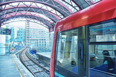 Bir Londra yeraltı tren istasyonu'ndan çıkış yapan bir metro treninin