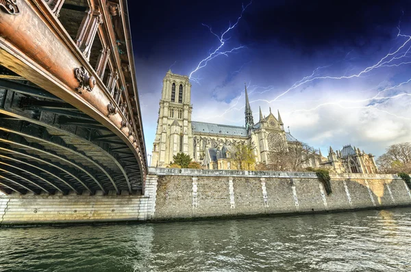 Paris. schöne Aussicht auf die Kathedrale Notre Dame — Stockfoto