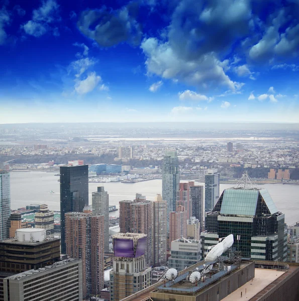 Nueva York - Estados Unidos. Hermosa vista aérea de rascacielos al atardecer — Foto de Stock