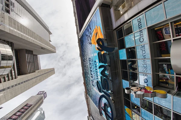 NEW YORK CITY - MAR 2: Giant skyscrapers dominate city streets, — Stock Photo, Image