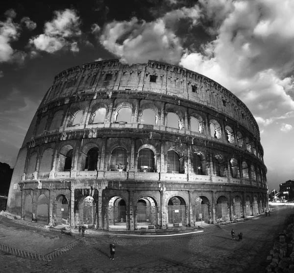 Roma'daki colosseum üzerinde güzel dramatik gökyüzü — Stok fotoğraf