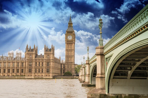 Krajobraz big Bena i Pałacu Westminsterskiego z mostu — Zdjęcie stockowe