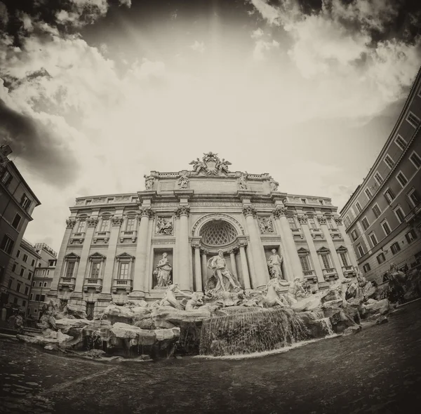 Vidvinkel utsikt över Fontana di Trevi i höst - Rom — Stockfoto