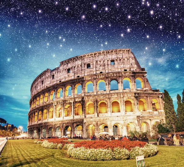 Colosseum - rome. nacht uitzicht met de omliggende gras en park — Stockfoto