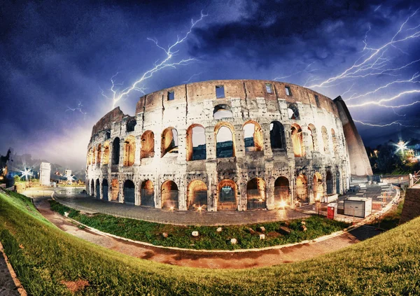 Dramatischer Himmel über dem Kolosseum in Rom. Nachtansicht des flavischen Amphiteaters — Stockfoto