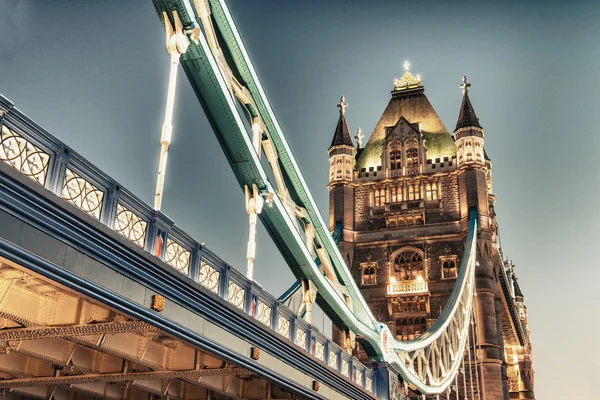 Meravigliosi colori e luci del Tower Bridge al tramonto - Londra — Foto Stock