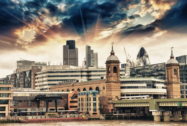 Stadt London bei Sonnenuntergang, Finanzzentrum und Kanariensteg — Stockfoto