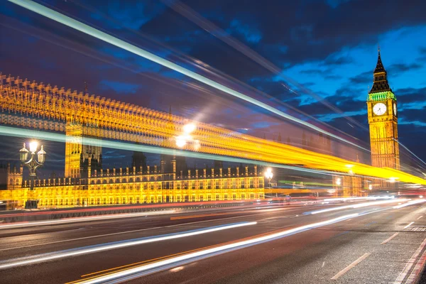 Big Ben'e ve Parlamento arkasında ışık evi ile sahne gece manzarası — Stok fotoğraf