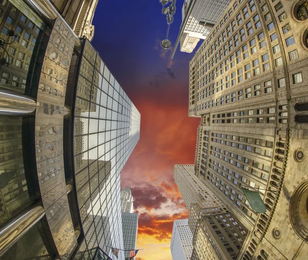 Opwaartse uitzicht op manhattan wolkenkrabbers bij zonsondergang — Stockfoto