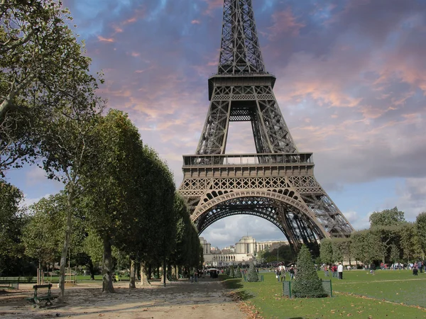 Πύργος του Άιφελ από parc du champs de mars, Παρίσι — Φωτογραφία Αρχείου