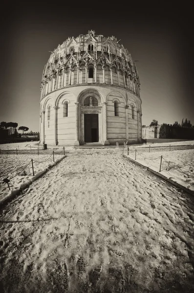 Piazza dei Miracoli en Pisa después de una tormenta de nieve — Foto de Stock