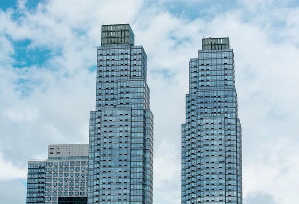 New york. vidvinkel Gatuvy över moderna höga skyskrapor - manhattan — Stockfoto