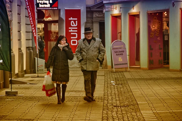 GRAZ, AUSTRIA - JAN 14: Tourists along city streets on January 1 — Stock Photo, Image
