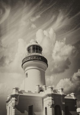 Deniz feneri yukarı doğru görünümü güzel gökyüzü