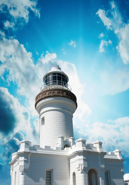 Vuurtoren opwaartse weergave tegen mooie hemel — Stockfoto