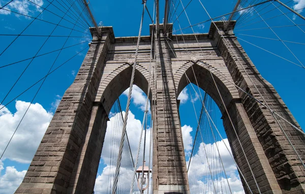 Estrutura poderosa de Brooklyn Bridge Center Pylon — Fotografia de Stock