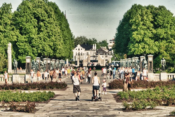 OSLO - JUN 5: Los turistas disfrutan de las calles de la ciudad en un día soleado, el 5 de junio —  Fotos de Stock