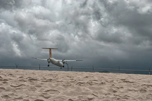 Samolot lądowania na wyspie saint maarten — Zdjęcie stockowe
