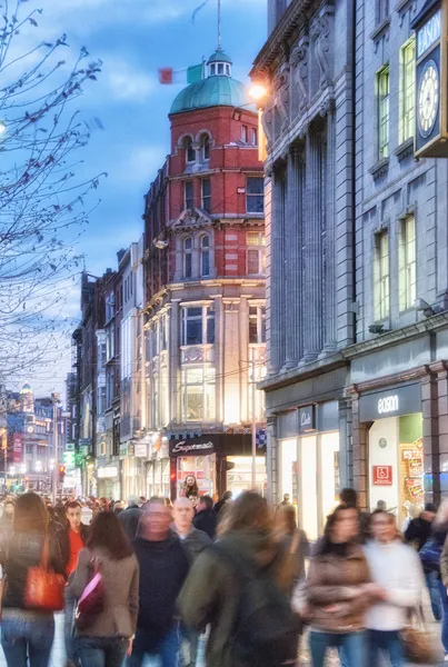 DUBLIN - MAR 12: Tourists walk in city streets, March 12, 2010 — Stock Photo, Image