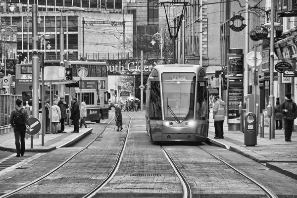 Dublin - 12. März: Touristen gehen durch die Straßen der Stadt, 12. März 2010 — Stockfoto