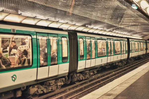Paris, 4 Aralık: Yeraltı tren bir metro istasyonu, Aralık içinde