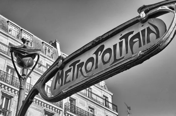 Famous historic Art Nouveau entrance sign for the Metropolitain — Stock Photo, Image