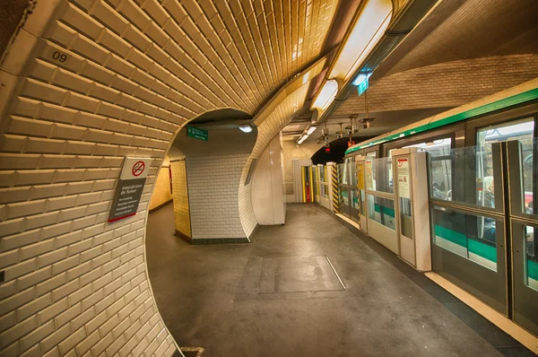 PARÍS - DIC 1: Estación de metro el 30 de septiembre de 2012 en París — Foto de Stock