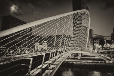 Bask Ülkesi, gece görüş içinde ünlü köprü