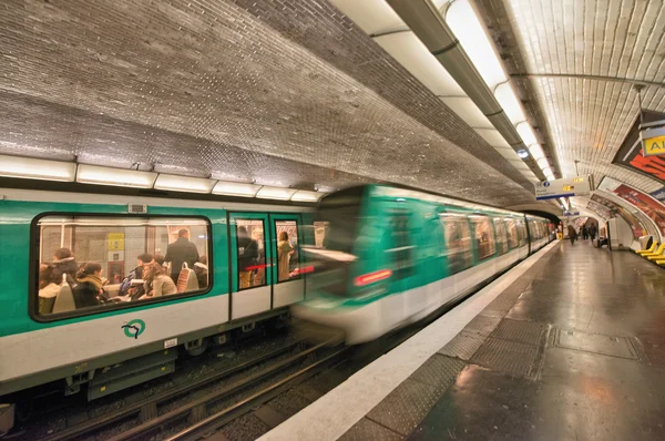 Paris, 4 Aralık: Yeraltı tren bir metro istasyonu, Aralık içinde