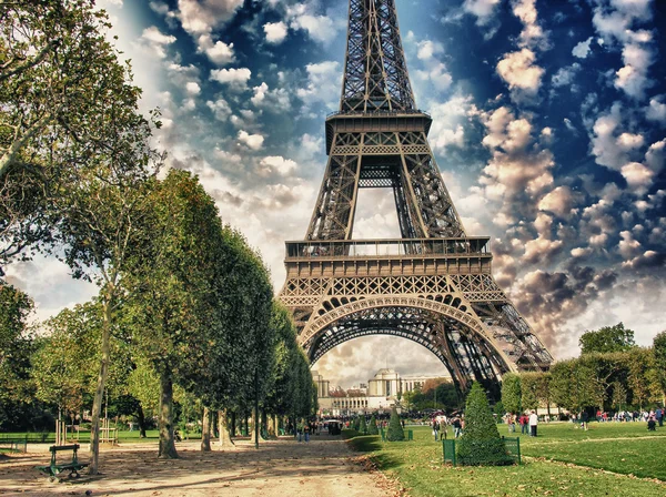 Parijs, La Tour Eiffel. Zomer zonsondergang boven de beroemde toren van de stad — Stockfoto