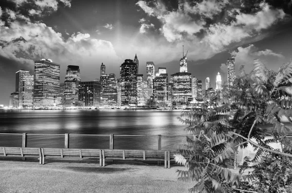 曼哈顿地平线在晚上从布鲁克林大桥公园-看我 — 图库照片