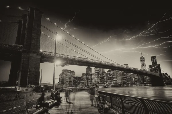 Harika sunse, brooklyn Köprüsü ve manhattan siluetinin manzarasını — Stok fotoğraf