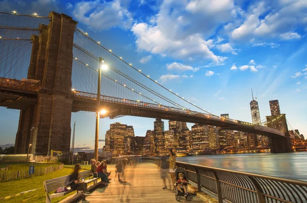 Maravillosa vista del Puente de Brooklyn y el horizonte de Manhattan al atardecer — Foto de Stock