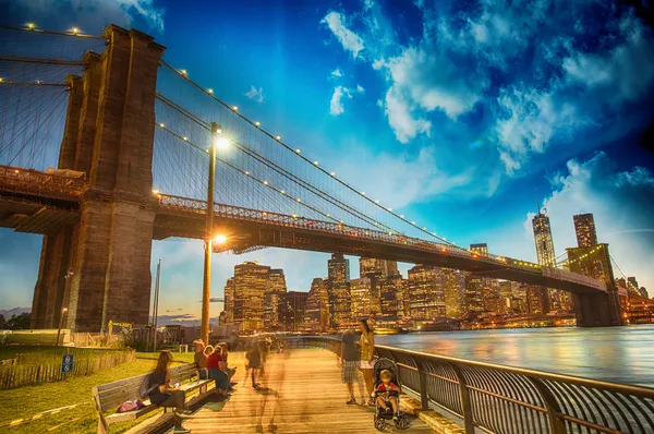 ブルックリン橋とマンハッタンのスカイラインの素晴らしい景色 — ストック写真