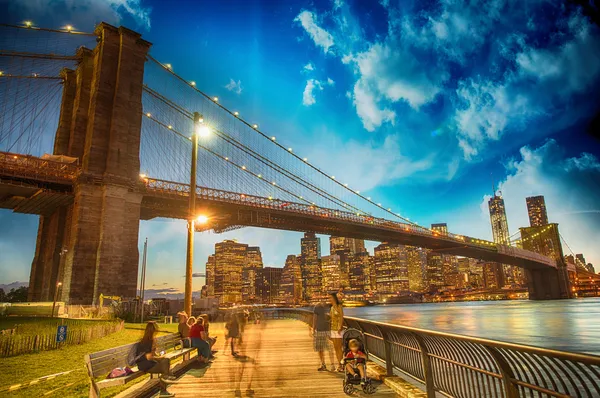 brooklyn Köprüsü'ne ve manhattan siluetinin muhteşem görünümü