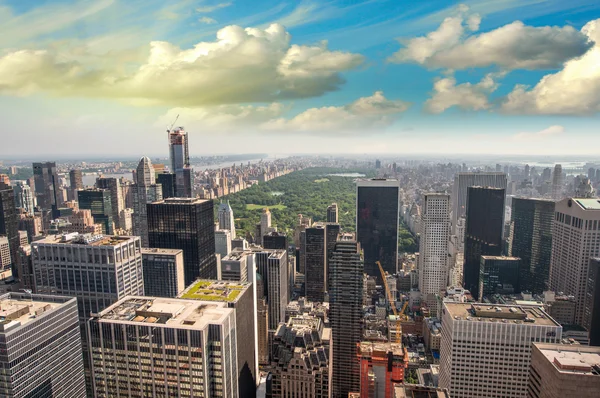 Luchtfoto van manhattan en central park bovenin — Stockfoto