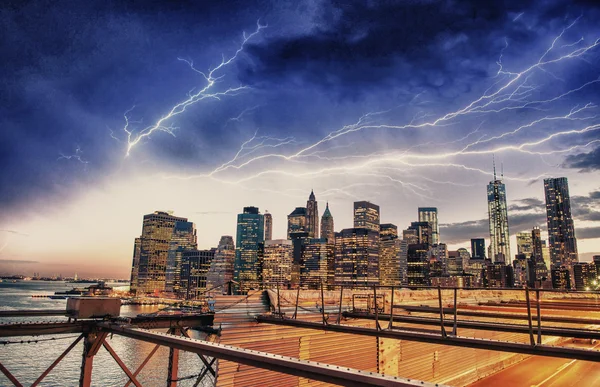 New york. prachtige manhattan skyline bij zonsondergang — Stockfoto