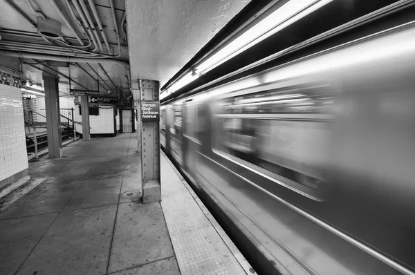 Tåget accelererar på en tunnelbanestation i New York — Stockfoto